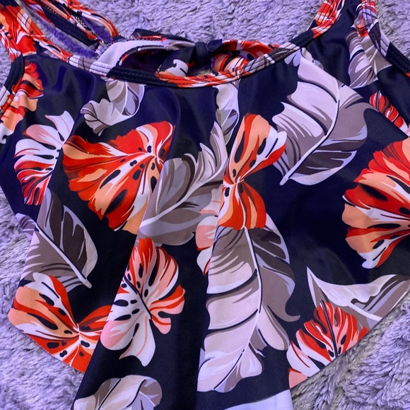 GIRLS SWIM TOP SIZE MEDIUM - Picture 1 of 2